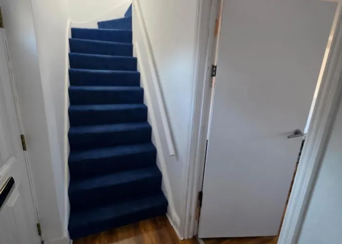 Spacious 3-bedroom House With Parking & Garden Prázdninový dům *