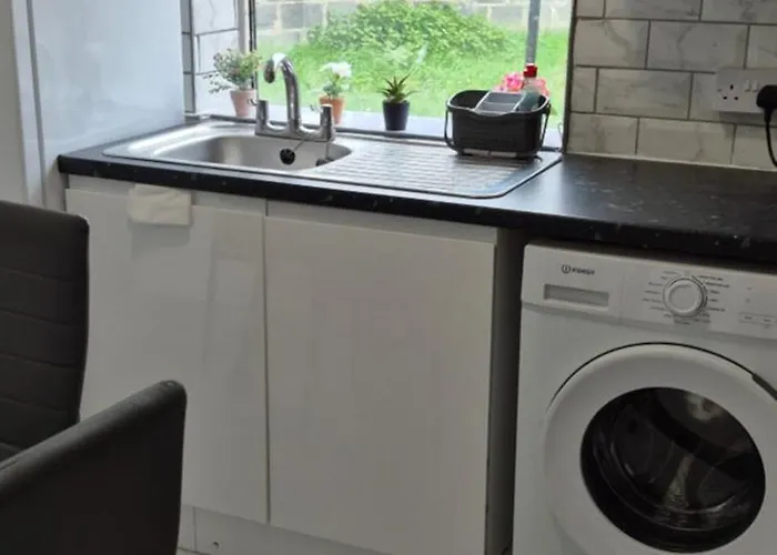 Spacious 3-bedroom House With Parking & Garden Prázdninový dům *