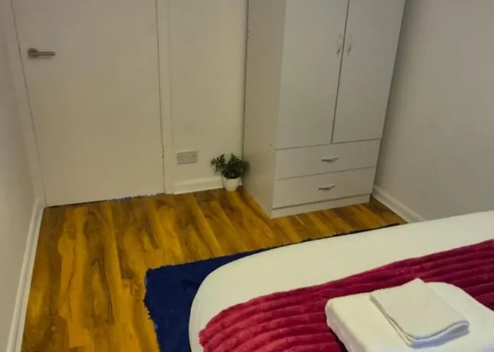 Spacious 3-bedroom House With Parking & Garden