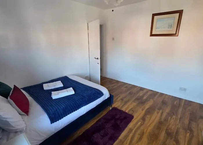 Spacious 3-bedroom House With Parking & Garden